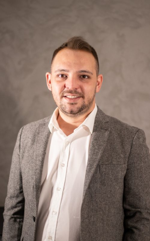 Kadir Karapelit - Dijital Pazarlama Uzmanı ve Geliştirici portre fotoğrafı